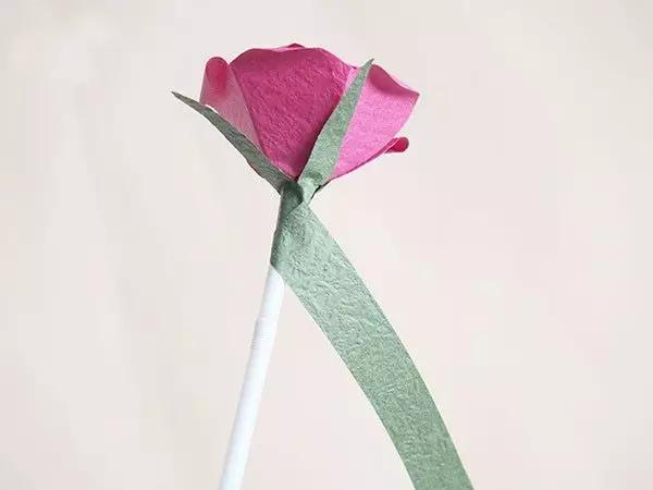 有颜色的玫瑰是怎么做出来的,白玫瑰怎么做七彩玫瑰