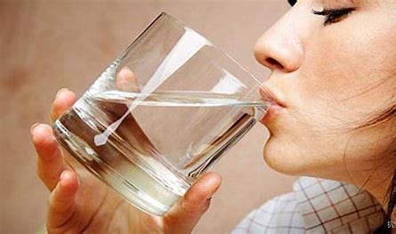 尿酸高不用药能自然恢复吗,尿酸高最快的恢复方法就是多喝水