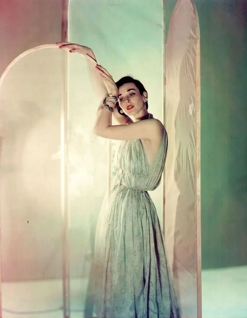 会修飞机的绝代超模，自己开公司，为何最终在小餐馆度过余生？