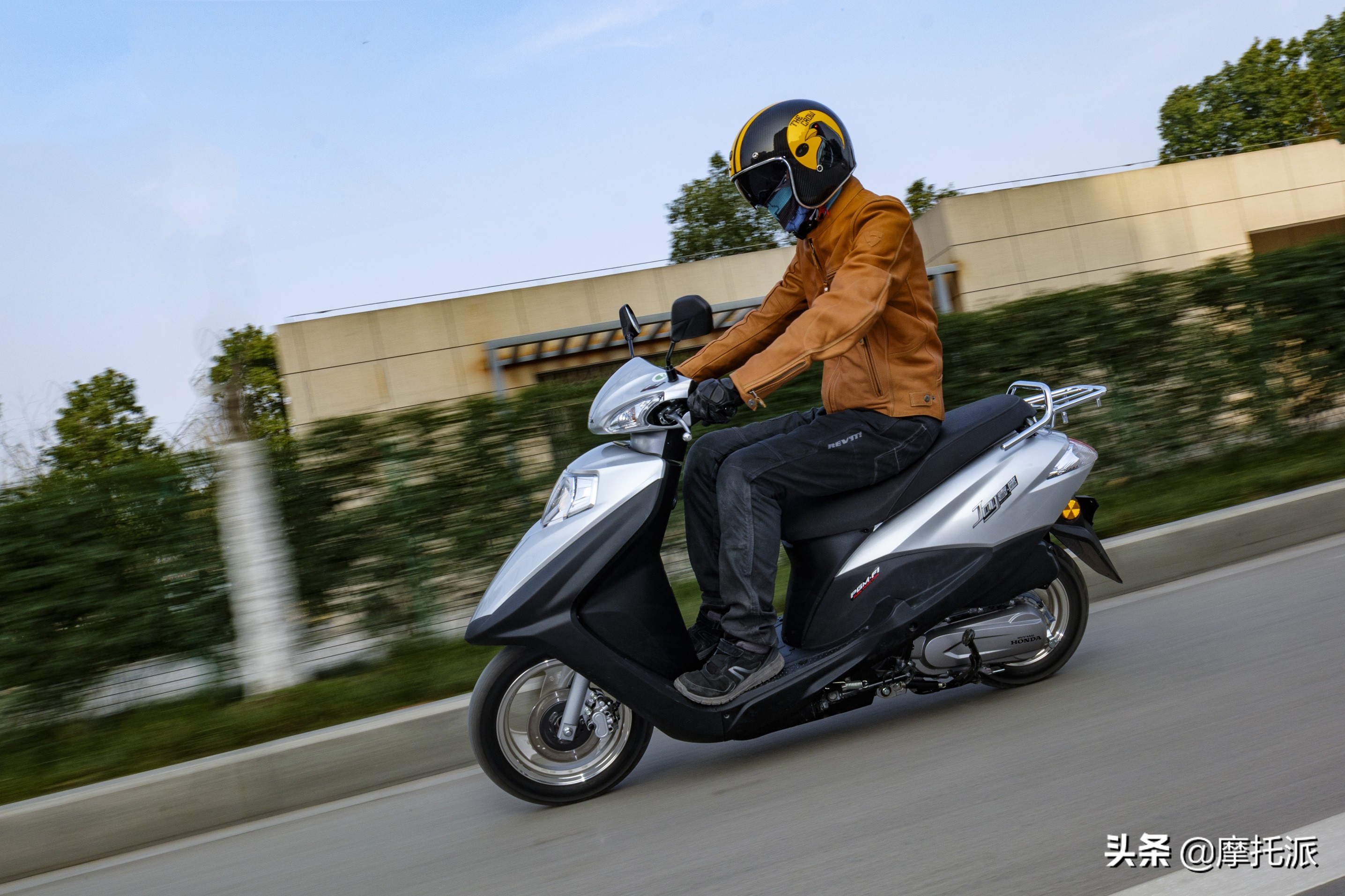 售价7500元左右，五羊-本田平民踏板“喜鲨125”试驾综评