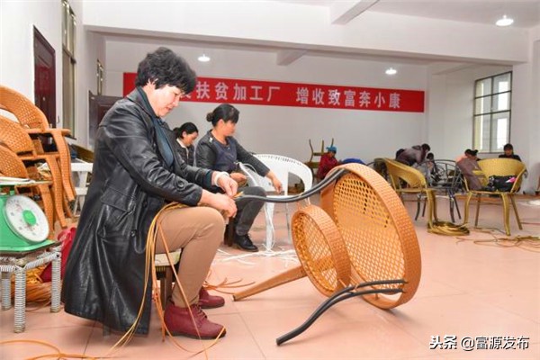 “扶贫工厂”进村,挣钱顾家两不误