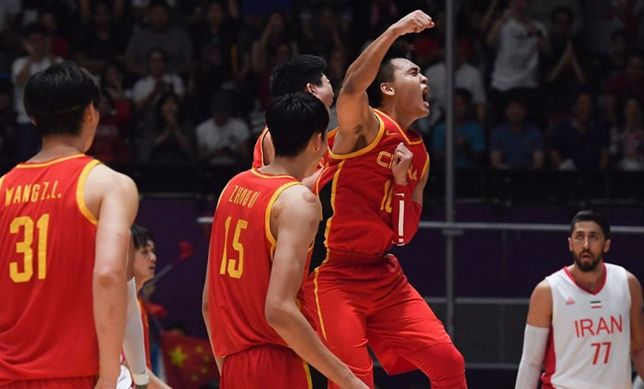 篮球为何比足球强?中国男篮落选后卫晒肌肉,只比胡尔克小了一圈