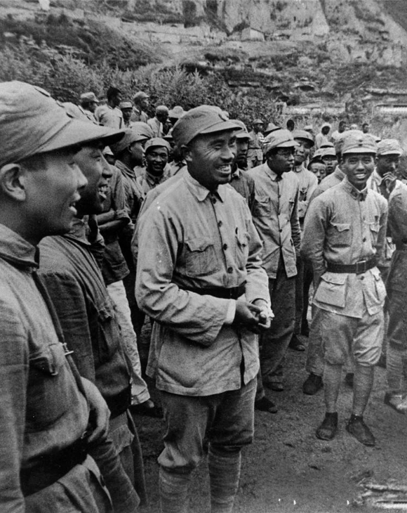 和*向前徐**是战友,革命不到一年就成省主席,为何20多年摆地摊生活