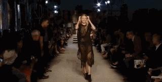 模特走路摔倒,模特走t台摔倒