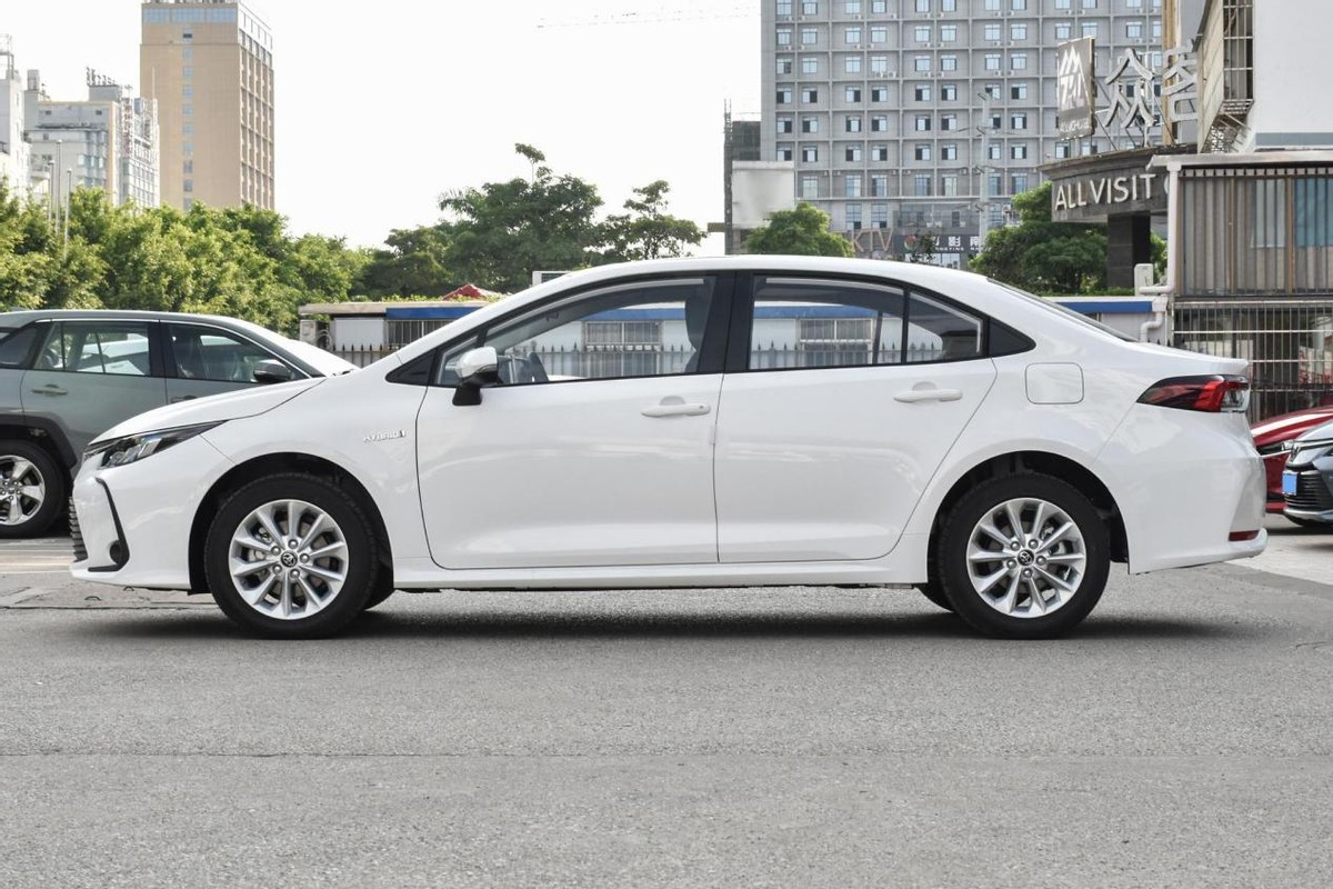 油耗4.1L/100km，车身结实还难开坏，遮风挡雨又实用，解读卡罗拉