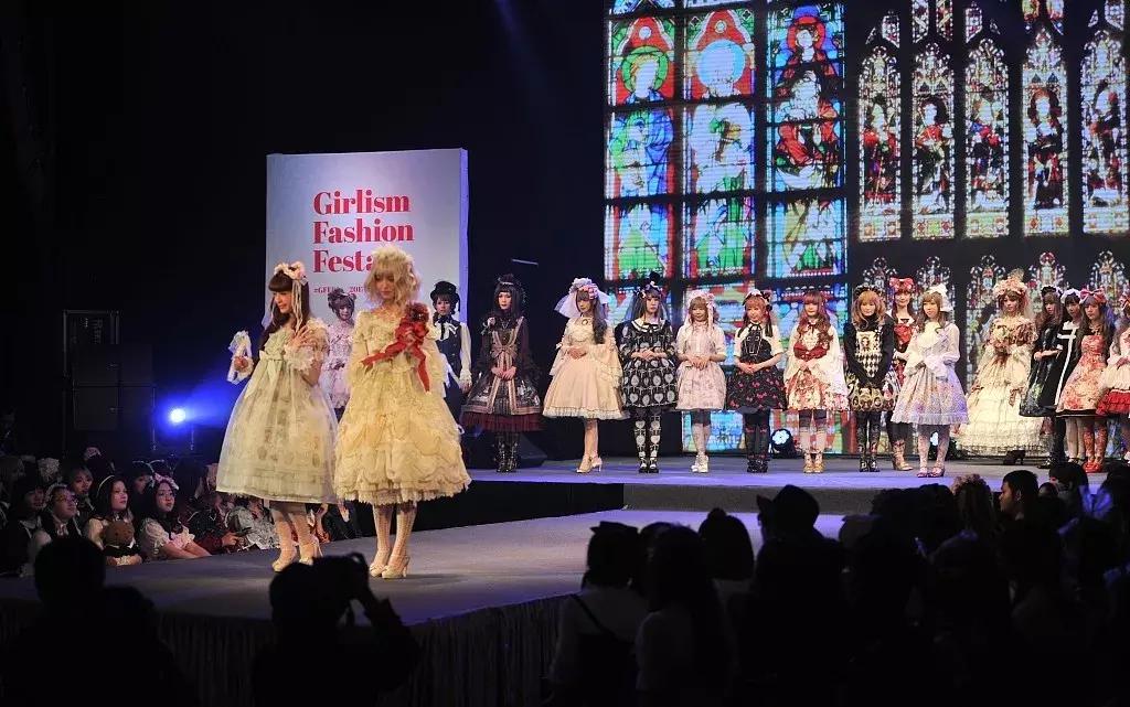 第一批00后女孩，已经不屑于穿AJ了