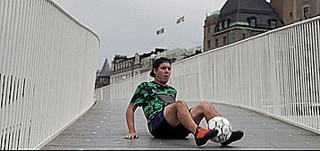 花式足球技巧之三个高难度坐姿花式技巧