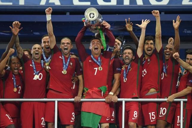 2016年欧洲杯葡萄牙夺冠：C罗决赛伤退，没料到又火了5年