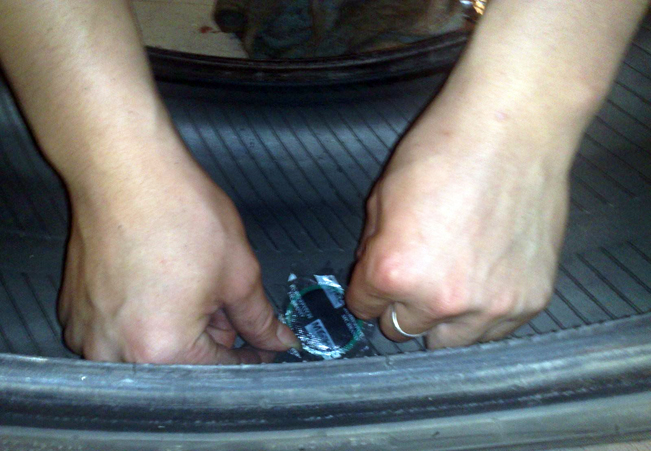 扎胎后该怎么处理摩托,扎胎了怎么办