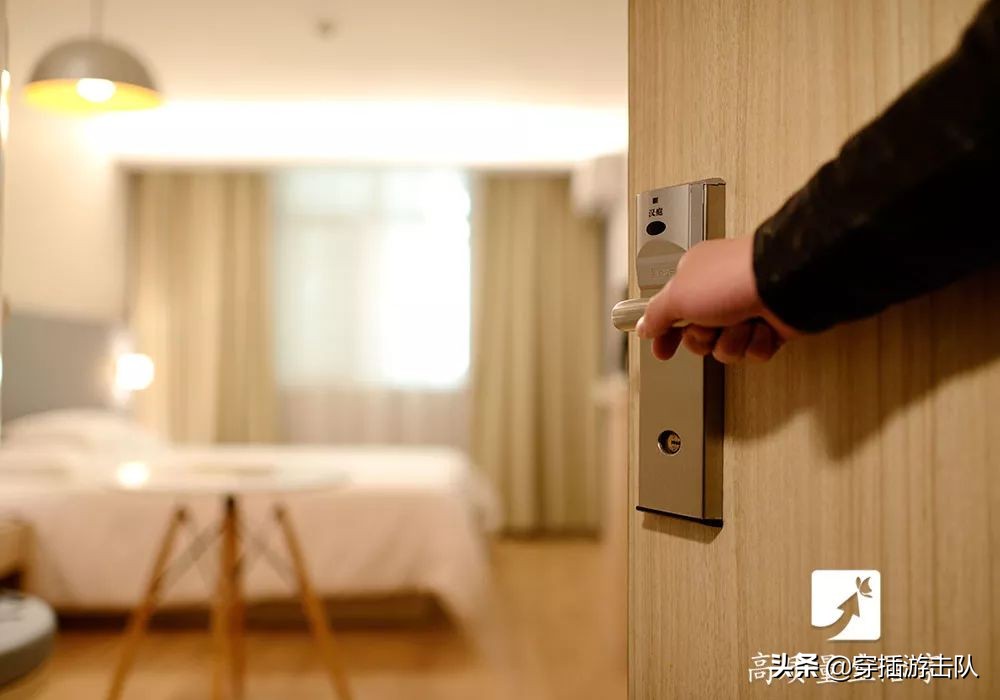 住宾馆为什么在马桶里倒一壶开水,为什么住酒店时要倒一壶开水