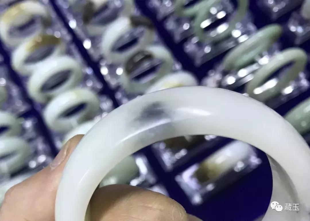 和田玉俄料值不值得入手,和田玉籽料和俄料到底有什么区别