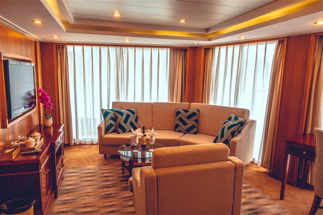 三峡游轮上水下水哪个好玩,三峡游轮上水和下水哪个好