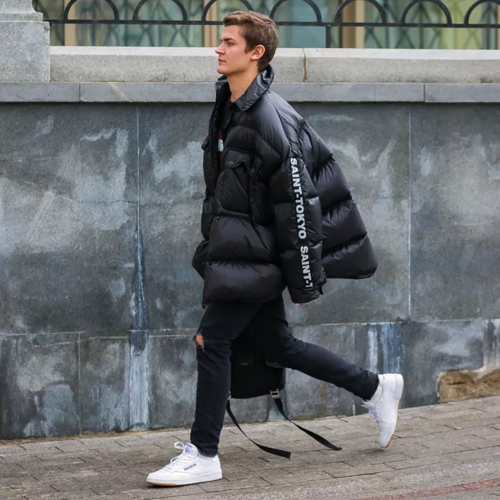 这个冬天很冷需要一件羽绒服,这个季节真的很需要羽绒服暖身