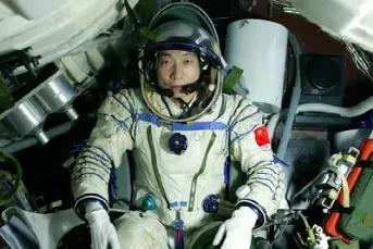 中国人“吃*片鸦**”才能造火箭？聂海胜：我们吃椒麻鹅和宫保鸡丁