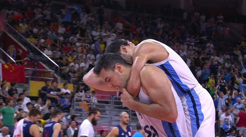 *情纵**狂欢！阿根廷球迷掩面哭泣，赤裸上身狂舞，更衣室快被掀翻了