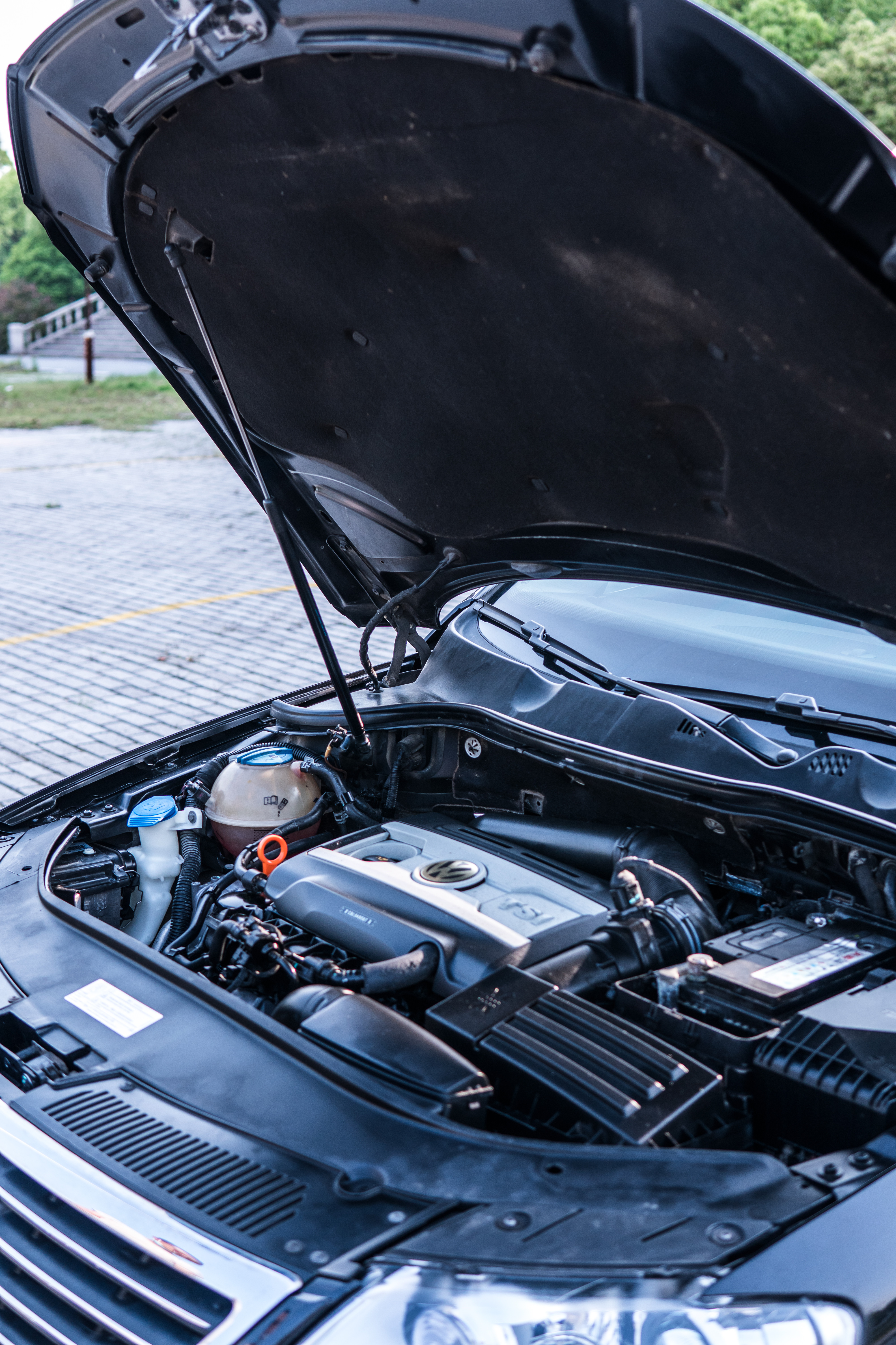 开着曾经的最美大众探寻废弃城堡，如今B6迈腾还值得购买吗？