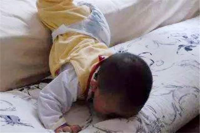 宝宝掉床不应立刻抱起最好这样做,宝宝掉床后怎么判断没事