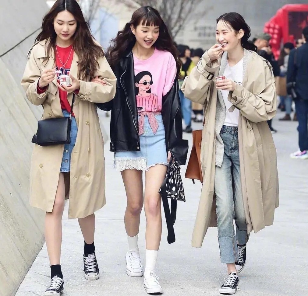 韩国女神穿搭,又飒又美的韩国女孩街拍穿搭示范