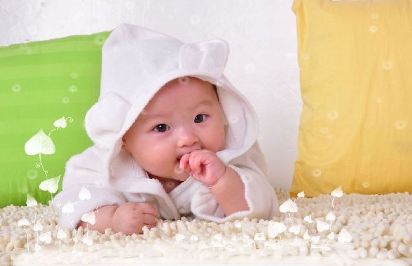 孩子喜欢“摸奶睡”，妈妈不忍拒绝会留隐患，身体界限要从小教