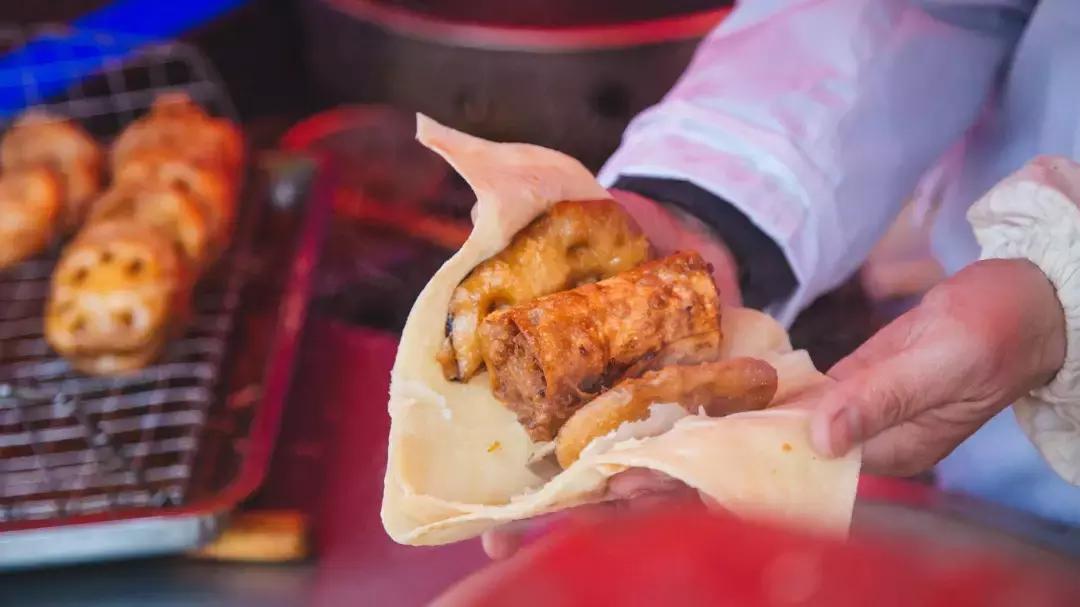 天津特色美食天津煎饼果子 (天津风味小吃三绝)