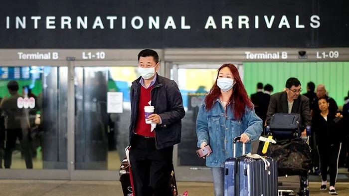 抱着美宝转辗三地飞来美国，却被关小黑屋+隔离14天后，遣返回国