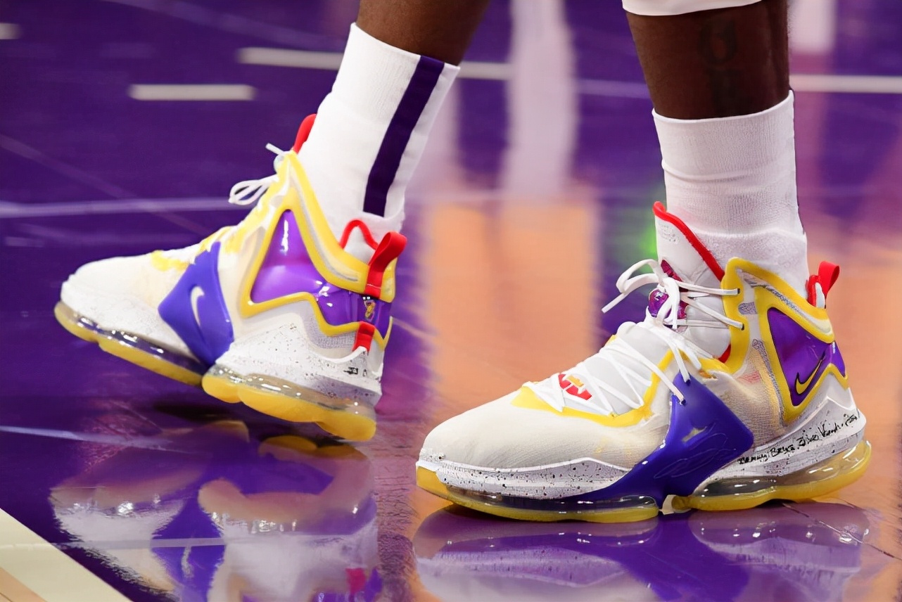 一周打三次球外场篮球鞋耐克,阿迪达斯一周鞋