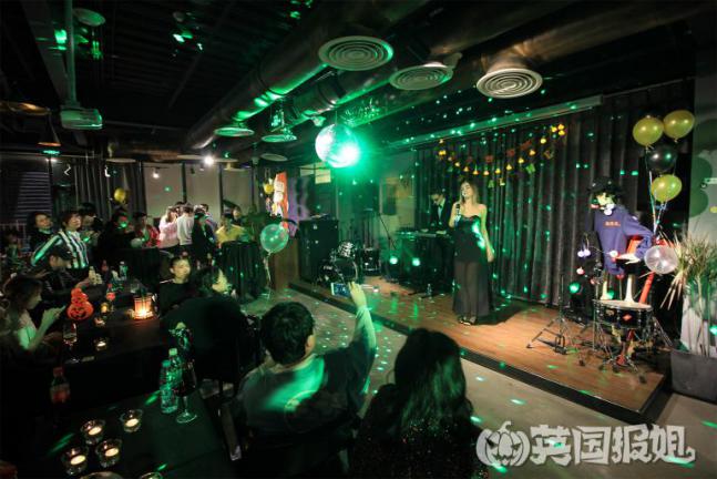 万圣不眠夜,微博千万粉博主英国报姐联合VOV薇欧薇,一起鬼混!