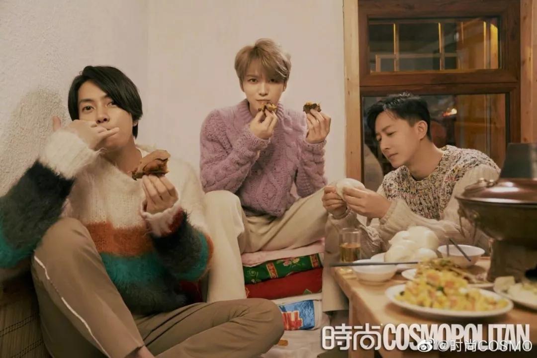 刘雯拉链毛衣哪个牌子好看,刘雯穿的熊图案毛衣