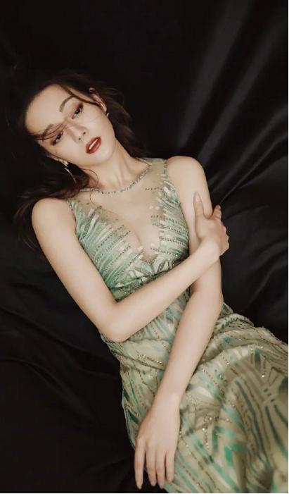 迪丽热巴黑色紧身裙造型全部,迪丽热巴穿着条纹裙简直美爆了