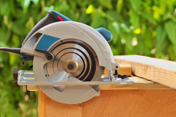 “锯”绝伐木累！其实只要四步就能挑选出来一把完美的电圆锯