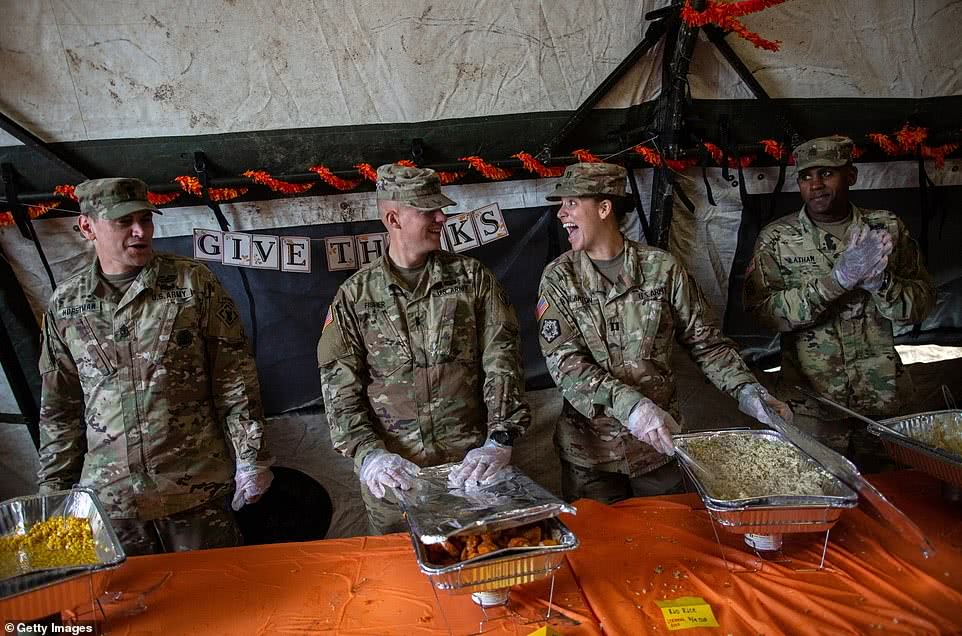 美军感恩节丰盛的火鸡晚餐,美国军队感恩节火鸡大餐