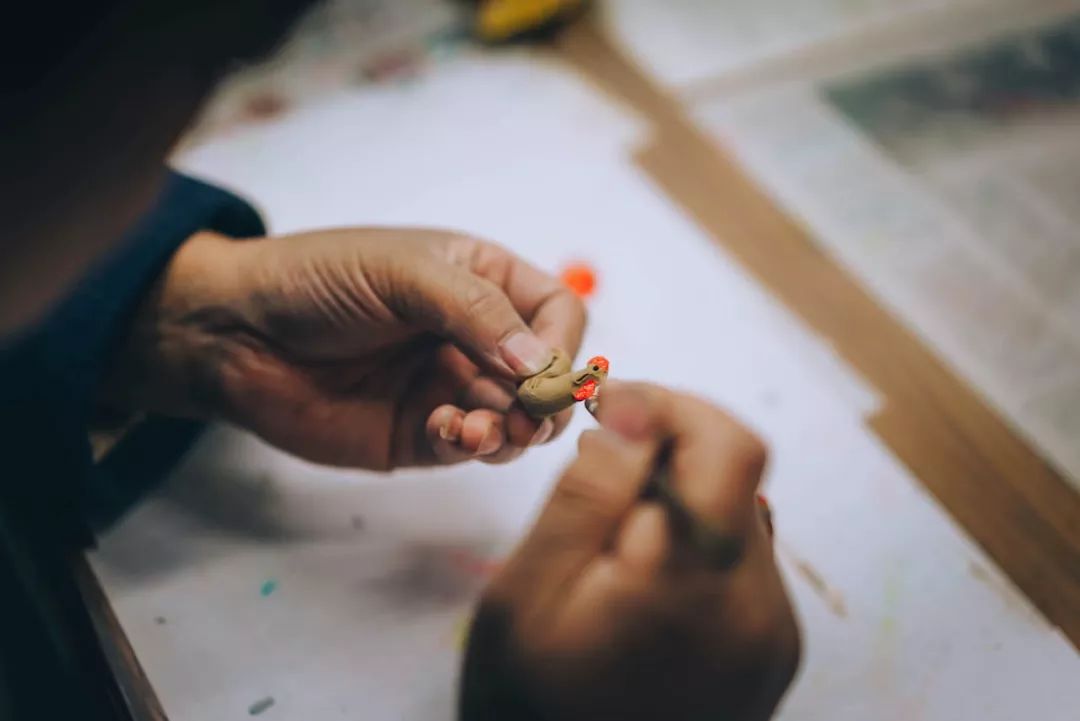 非遗守艺人｜他把泥“玩”出了花样，让有400年历史的老北京兔儿爷也跟上时代