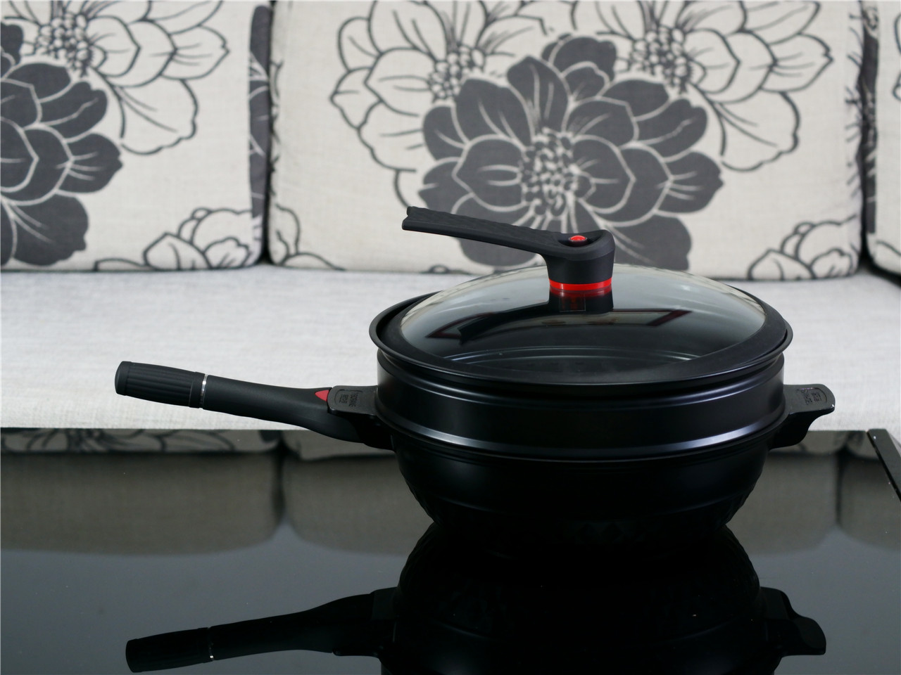 英国帝伯朗灵感系列紫钻钛金多用锅让居家烹饪变的快乐起来