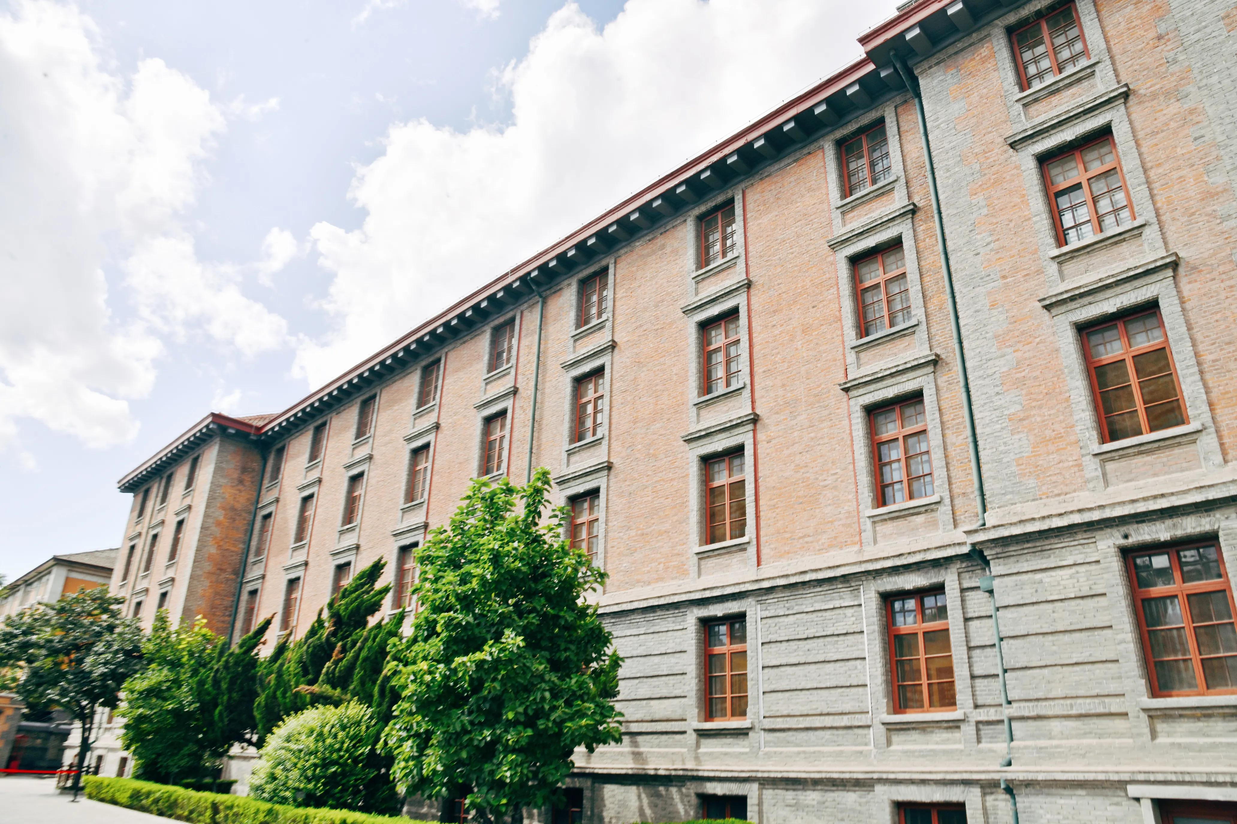 武汉高校中,最美武汉大学,“亚美”属于中南财经政法大学