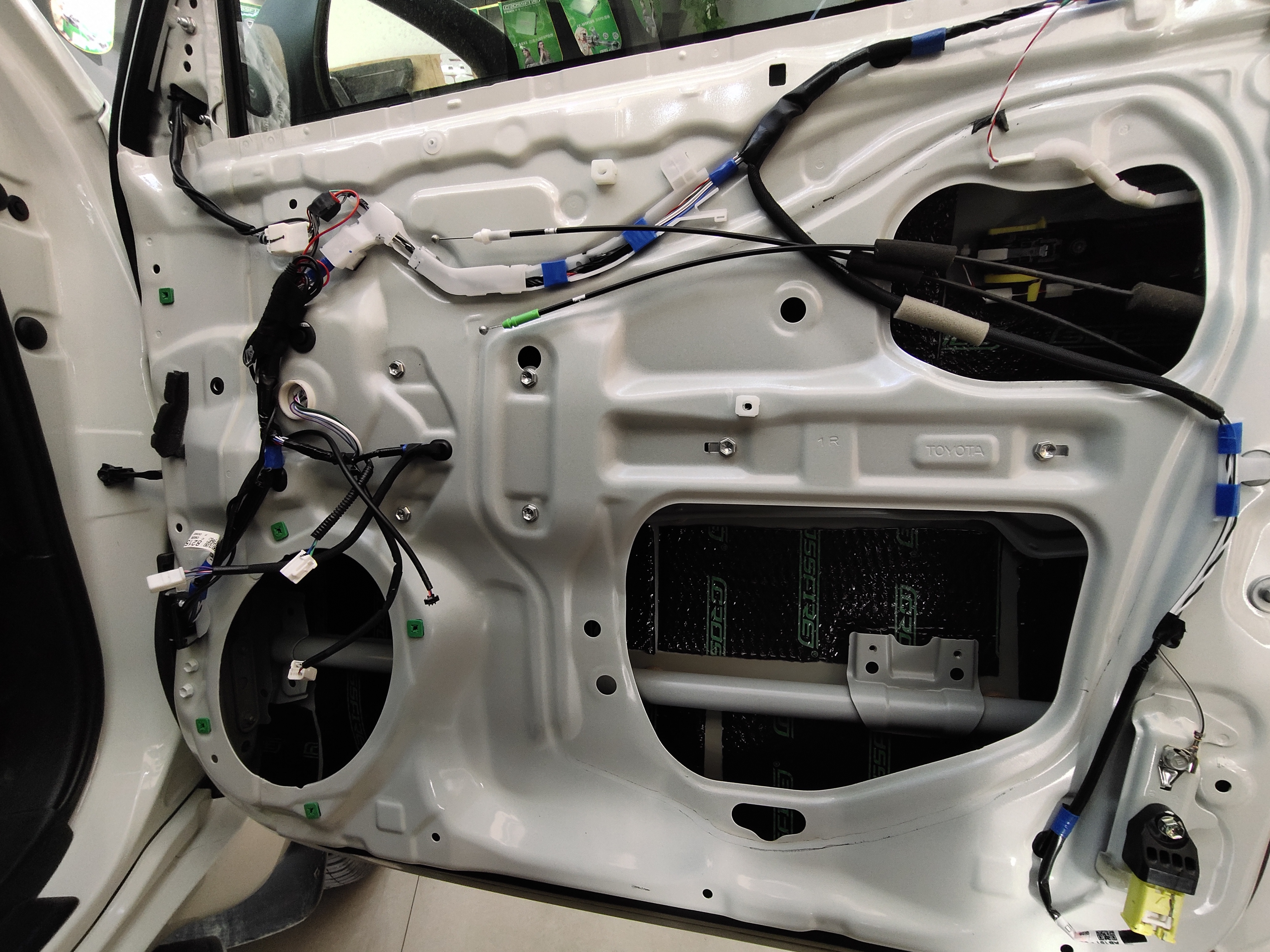 保定丰田霸道丹拿音响改装效果图,临沂霸道汽车音响改装