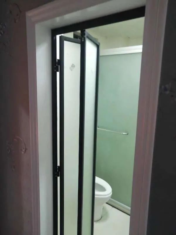 卫生间太小马桶放到哪里合适,卫生间折叠门两面推
