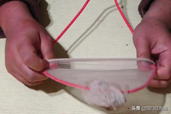 旧衣架上面的袜子,旧衣架套上的袜子