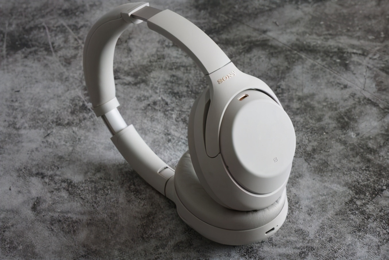 商品观察：2021年，索尼用WH-1000XM4加冕头戴耳机的世界之王