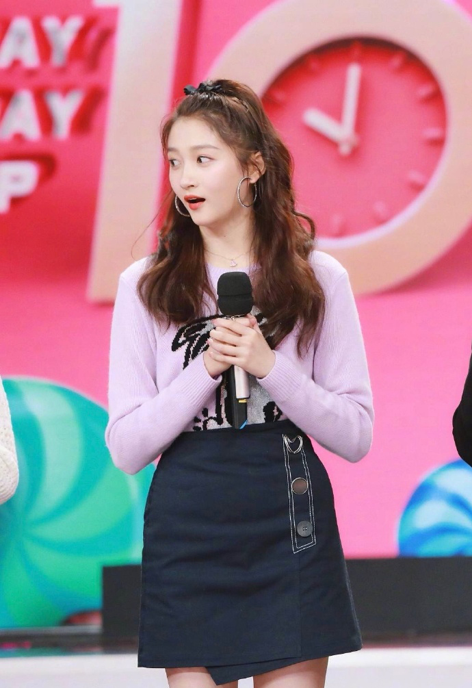 关晓彤穿着露肚脐可爱图片,关晓彤黑色露脐装