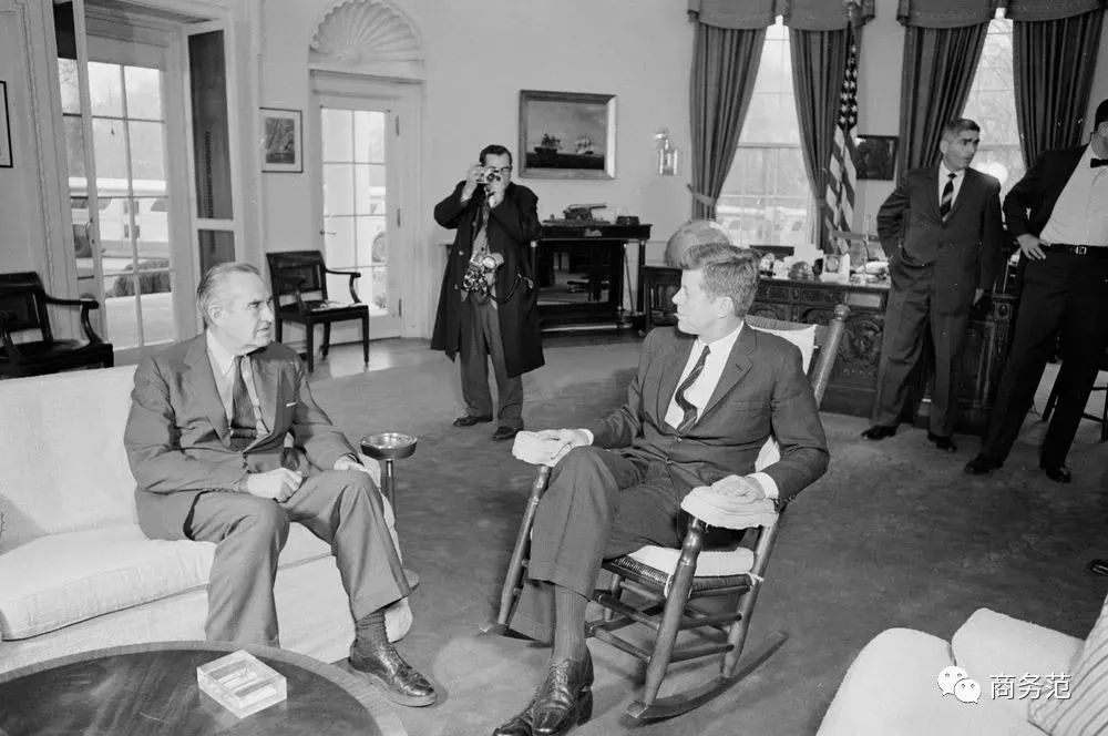 “华尔街之王”苏世民,从白手起家到身价千亿,爱买豪宅戴Swatch