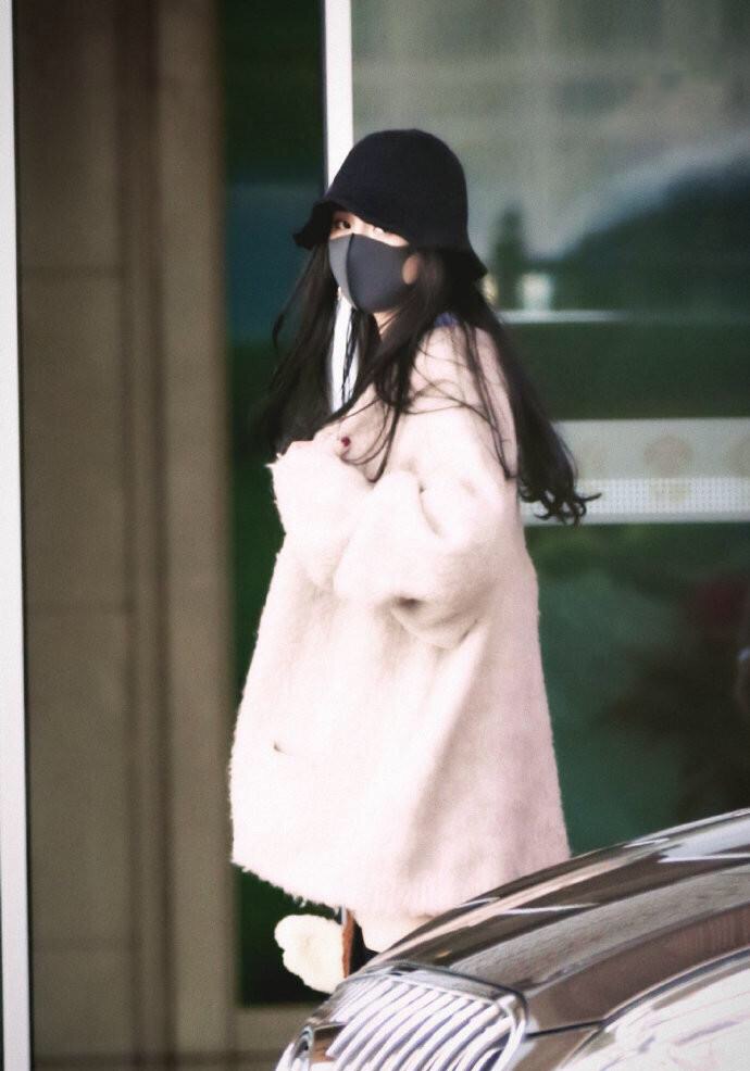 杨幂黑丝袜长腿袜日常搭配,杨幂最新穿搭白袜黑鞋