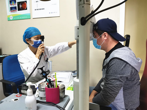 教室的电子屏幕学生怎么保护眼睛,在教室上课要不要配防蓝光的眼镜