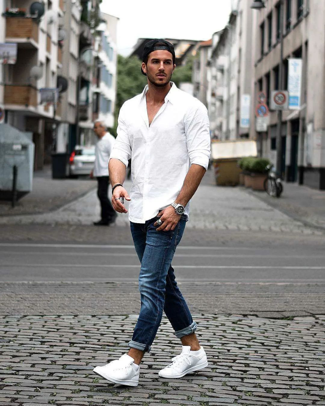 男白色衬衫搭配印花牛仔裤合适吗,男生黑色衬衫配什么颜色的牛仔裤