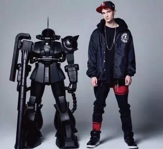 为什么高达粉丝的衣柜里都该有一件印着“自闭阿姆罗”的UT