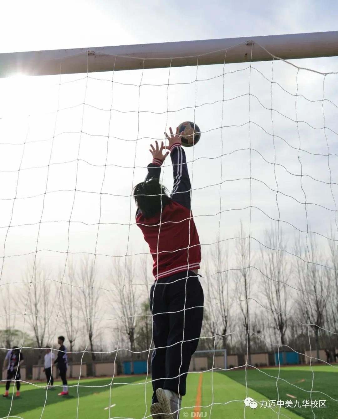 绿茵梦想骄阳下的热血足球赛上演,青春飞扬激情篮球赛