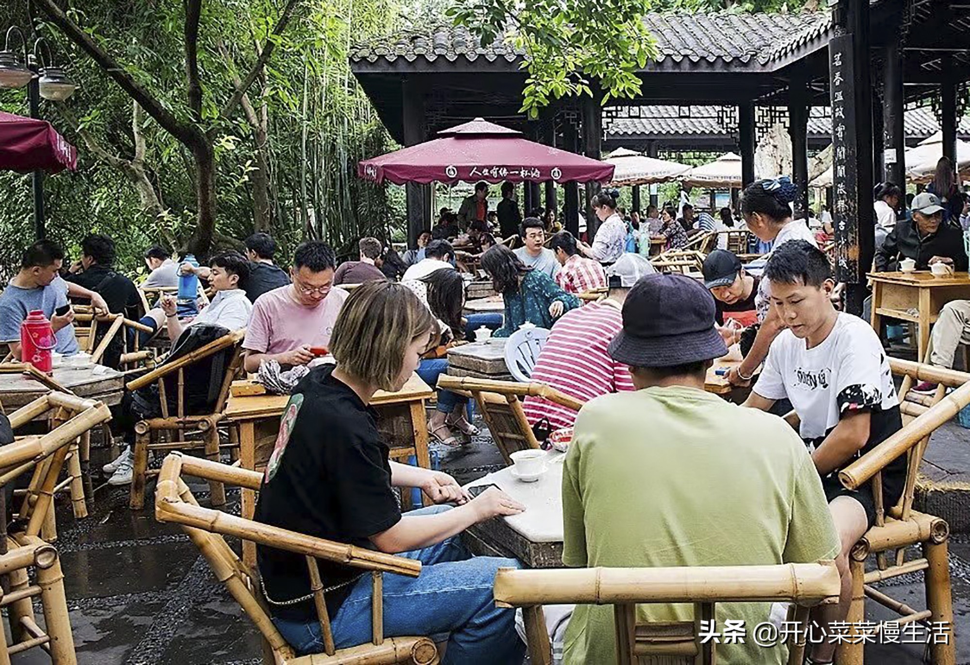 小伙喝茶技术技惊四座,小伙挑水十年练绝技