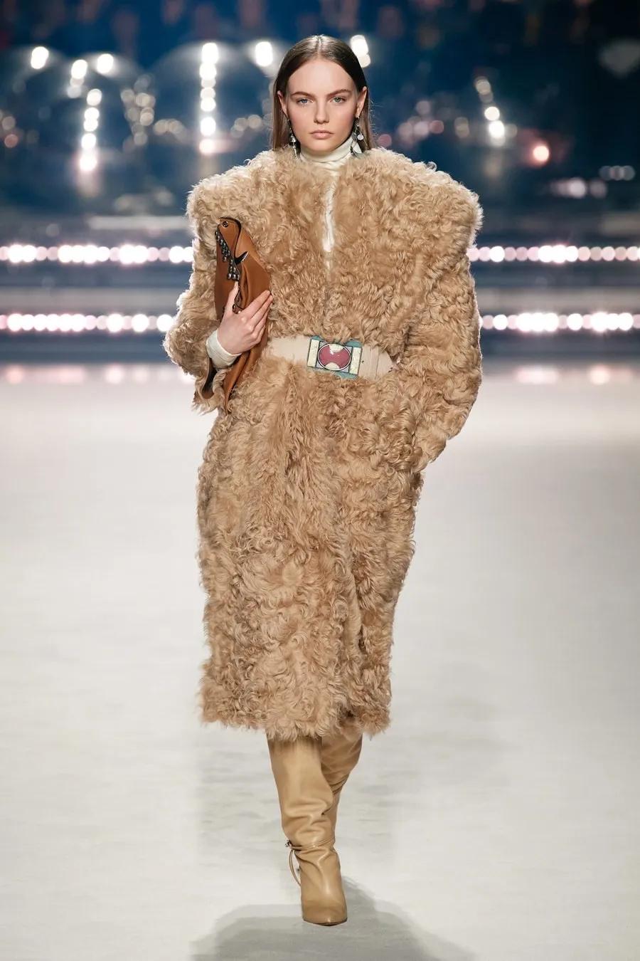 2022巴黎时装周秋冬大衣,2020秋冬巴黎时装周