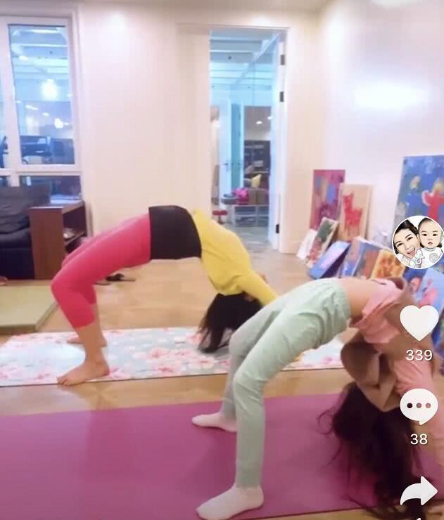黄奕与女儿比拼高难度健身动作，下腰拉伸压腿看着都好疼
