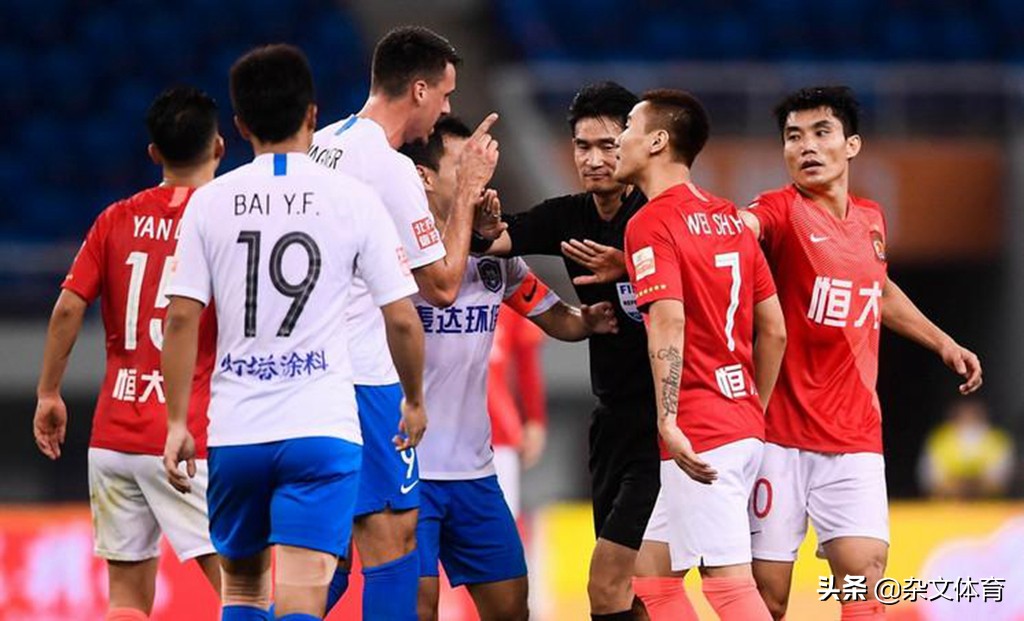 恒大天才扮演“不良少年”！携女友拍摄写真，被外媒疯狂夸赞