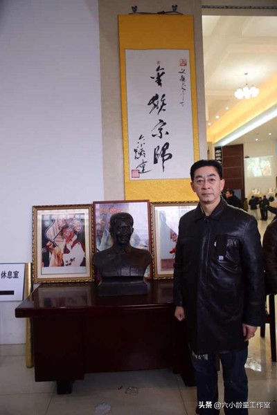 六小龄童纪念日,六小龄童和父亲合影